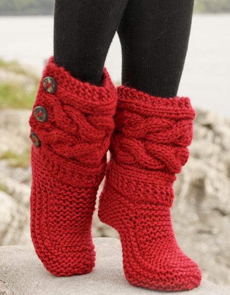 Little Red Riding Slippers / DROPS 150-4 - Knitted DROPS slippers with cables in ”Snow”.