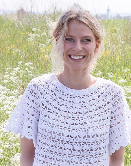 Wind Song / DROPS 232-19 - Crocheted top in DROPS Muskat. Piece is crocheted top down with round yoke and lace pattern. Size: S - XXXL