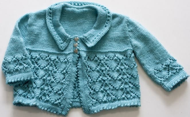 Голубая вязаная кофточка на ребенка