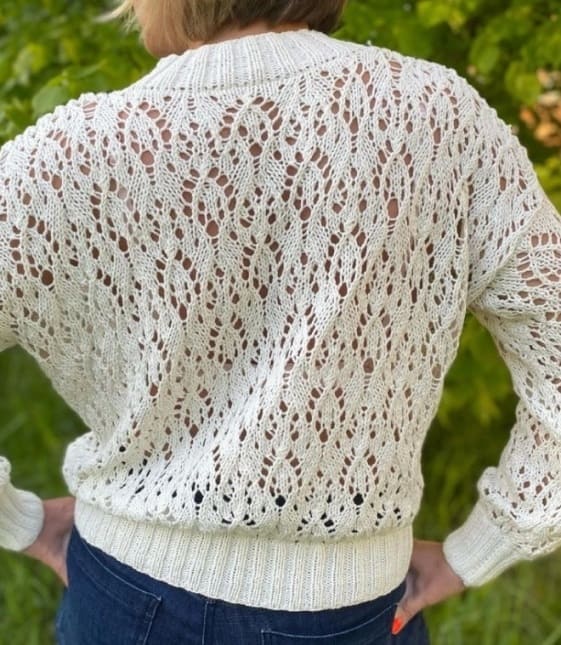 Белый бомбер со спины