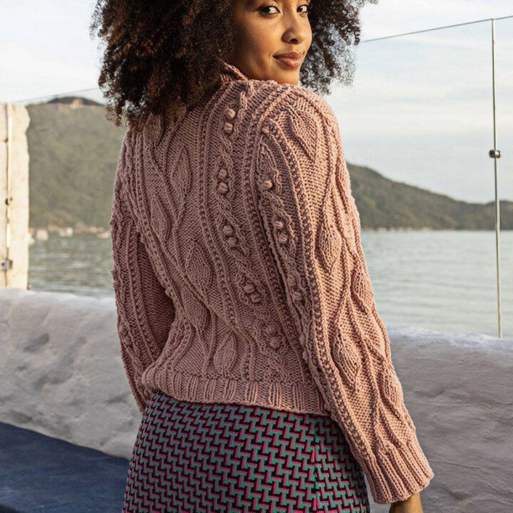 Нежный пудровый свитер с оригинальным фантазийным узором 17