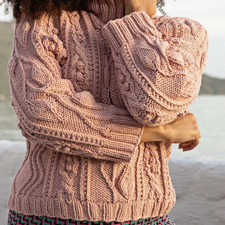 Нежный пудровый свитер с оригинальным фантазийным узором 17