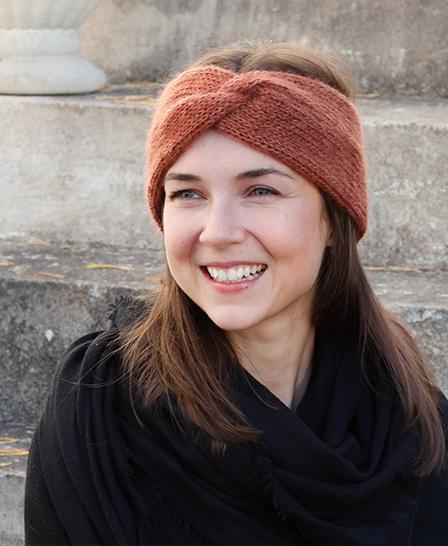 Winter Smiles Headband / DROPS 214-68 - Knitted head band with cable in DROPS Alpaca and DROPS Kid-Silk. Sizes S - XL.