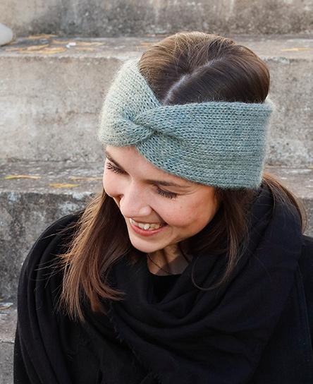 Winter Smiles Headband / DROPS 214-68 - Knitted head band with cable in DROPS Alpaca and DROPS Kid-Silk. Sizes S - XL.