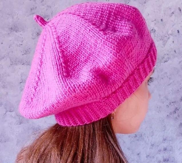 Яркий берет для девочки, вяжем спицами