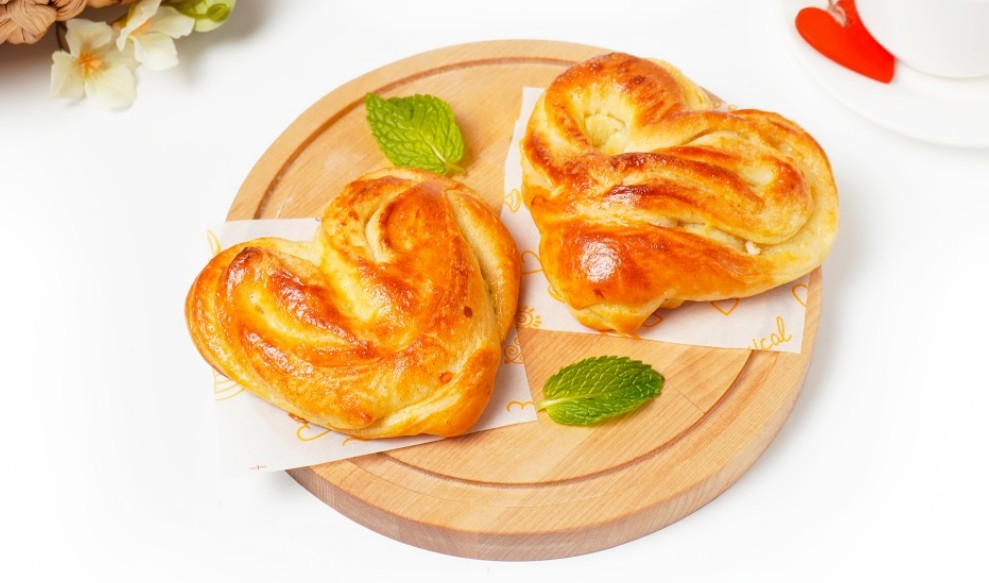 На зображенні може бути: сердечко, слойка, булка з корицею, бабка та текст