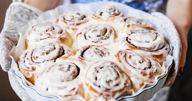 На зображенні може бути: булка з корицею