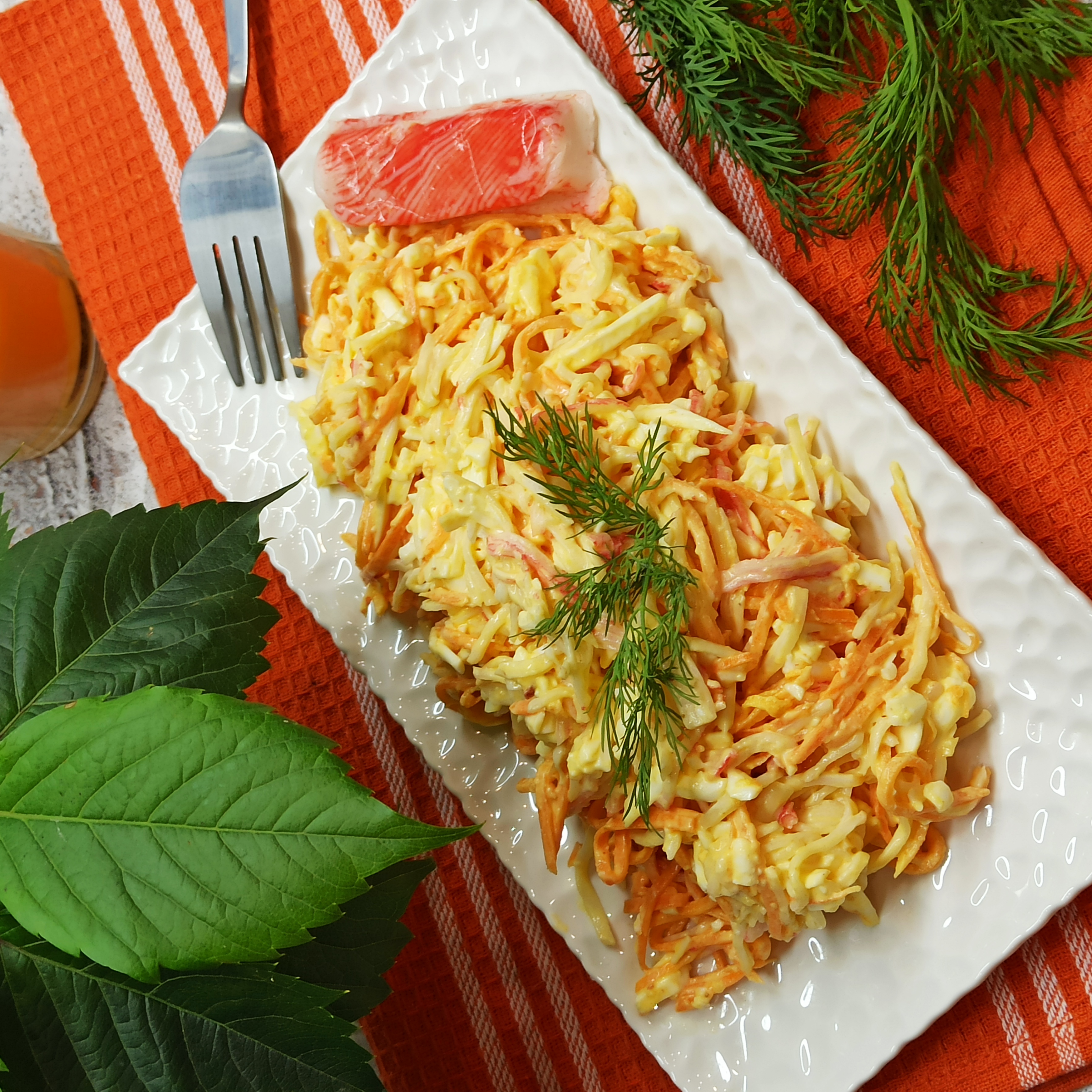 Салат із крабових паличок, моркви по-корейськи та плавленого сиру