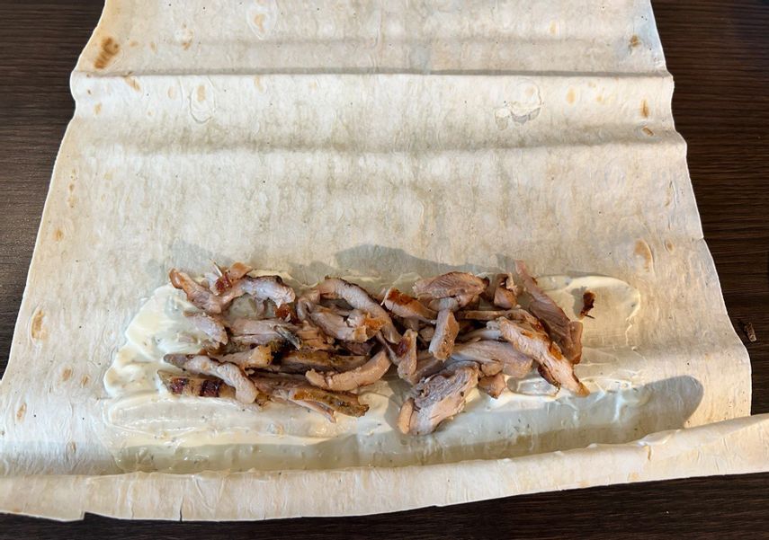 Смазала часть лаваша соусом и выложила мясо