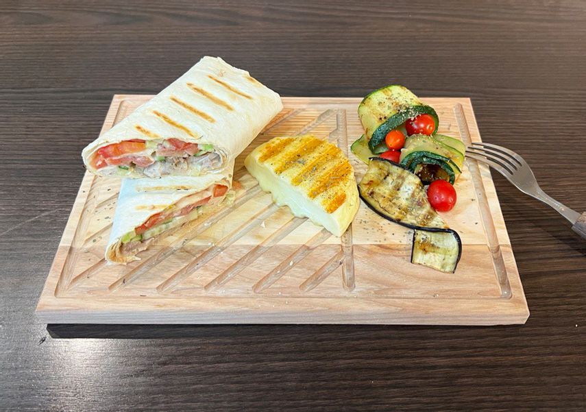 Шаурма, сыр и овощи гриль — получился настоящий греческий ужин