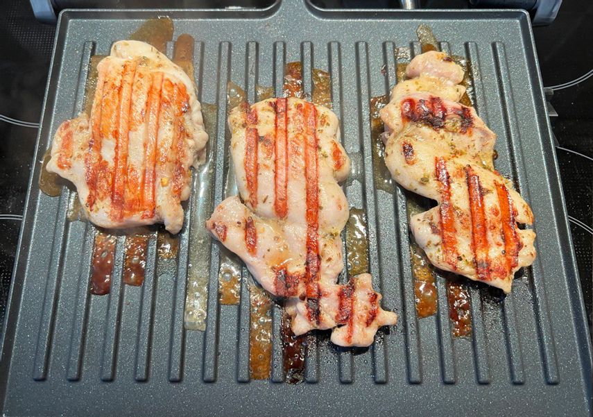 Через восемь минут филе было готово: румяная корочка снаружи и сочное мясо внутри