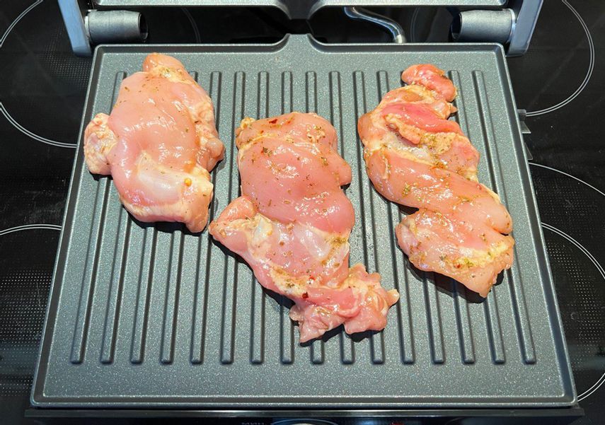 Выложила мясо на гриль и закрыла верхнюю панель