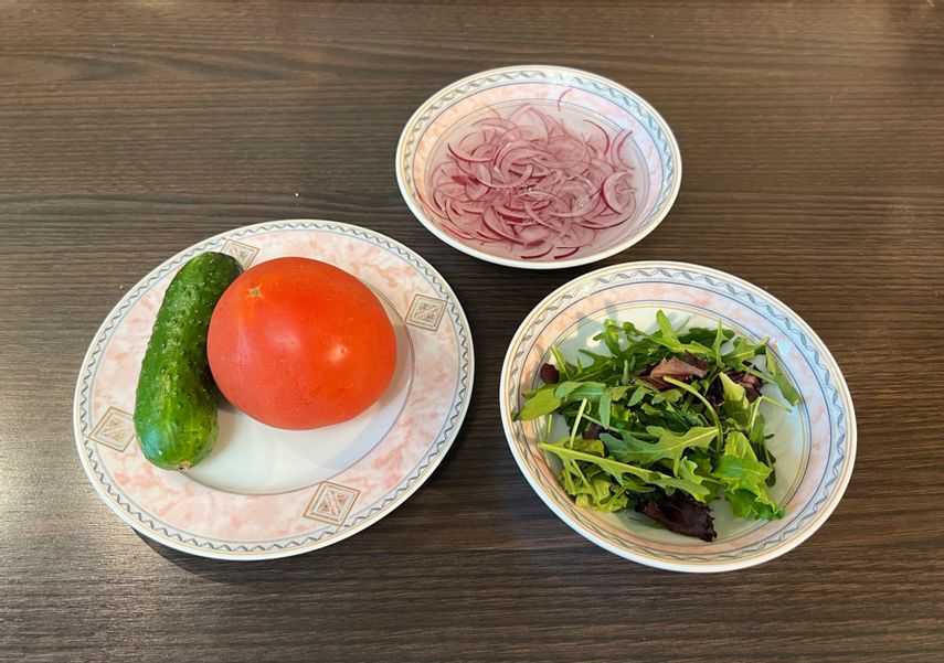 Вместо капусты из классического рецепта я взяла салатний микс