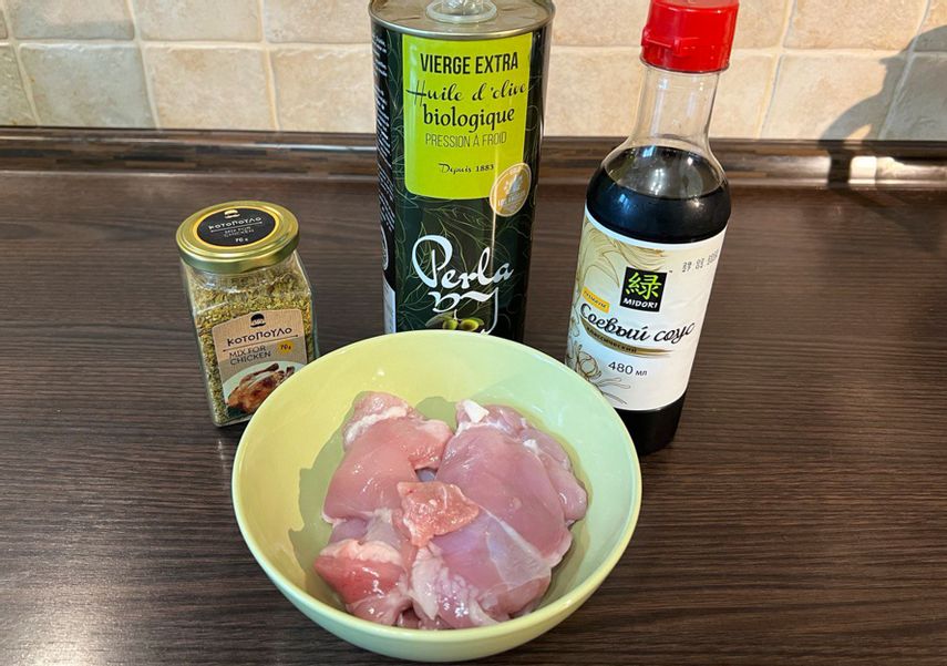 Чтобы замариновать мясо, взяла оливковое масло, соевый соус и греческую приправу для курицы