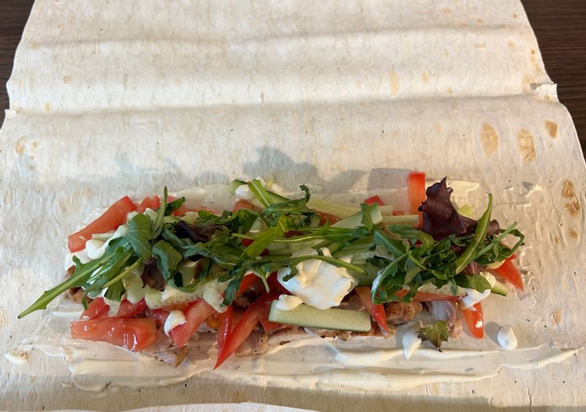 Присыпала салатом и добавила еще немного соуса