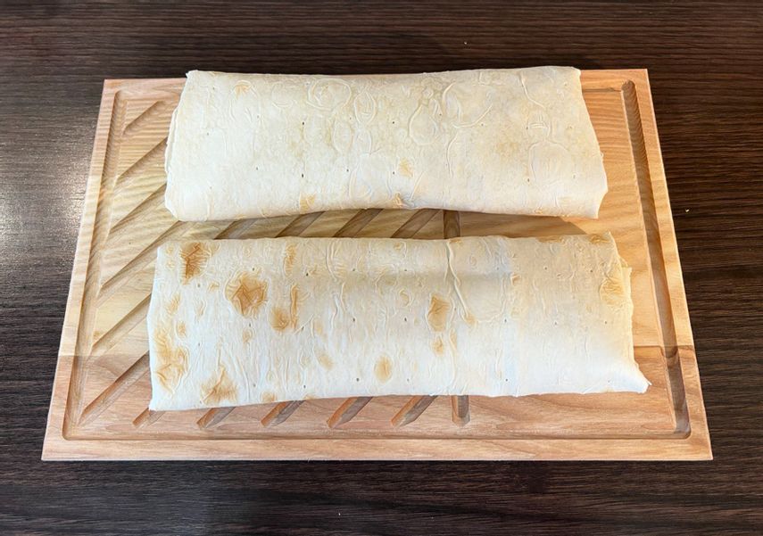 Шаурма, которую поджарили на гриле, не отличается от той, что можно заказать на фуд-корте или в кафе