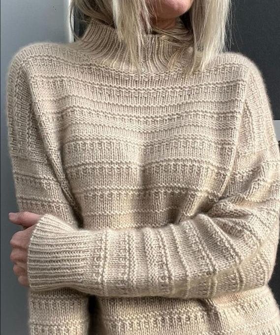 Восхитительный свитер с несложным фактурным узором Восхитительный свитер с несложным фактурным узором