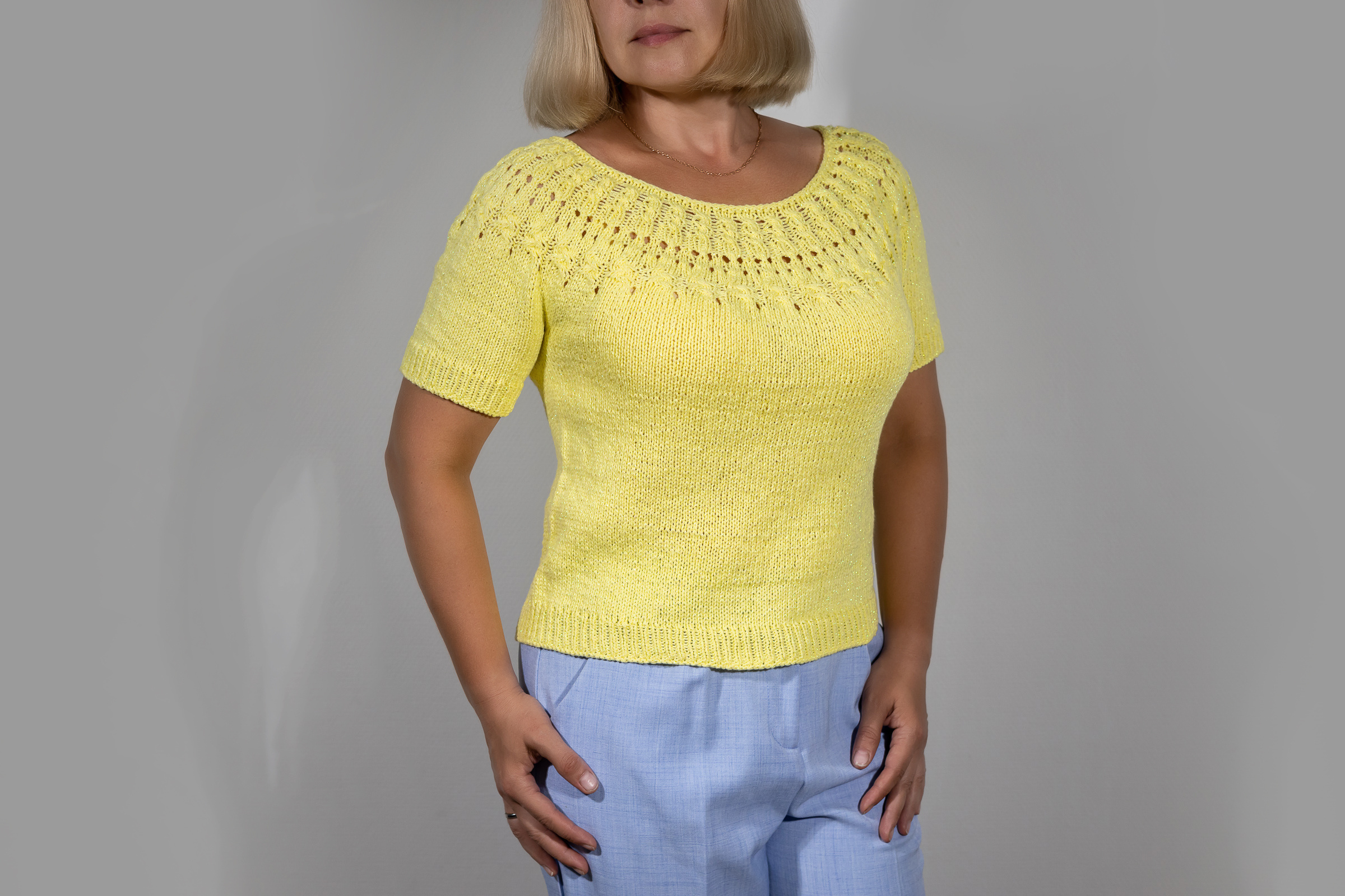 Яркая женская летняя кофточка из хлопка с ажурной кокеткой  Яркая женская летняя кофточка из хлопка с ажурной кокеткой