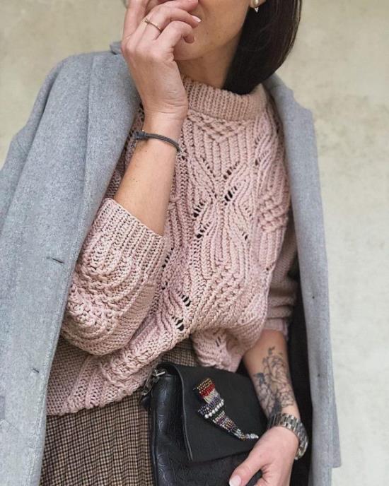 Стильный свитер ажурным узором Стильный свитер ажурным узором