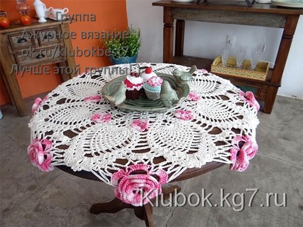 Салфетка с розами на кофейный столик