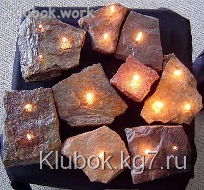 Стилизованные под камень свечи.