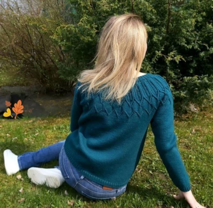 Синий джемпер спицами