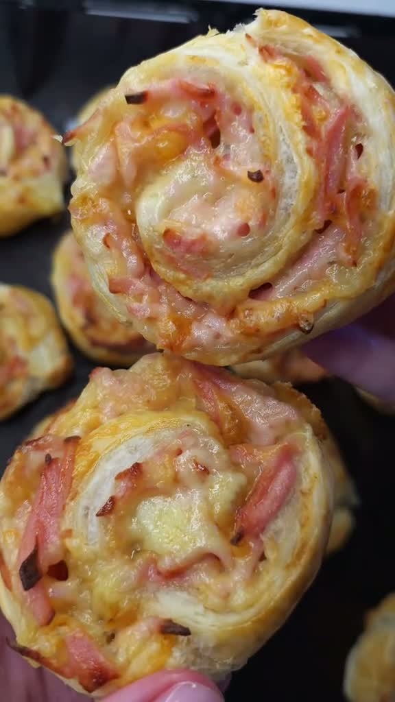 Хрусткі слойки з сиром та ковбасою Хрусткі слойки з сиром та ковбасою