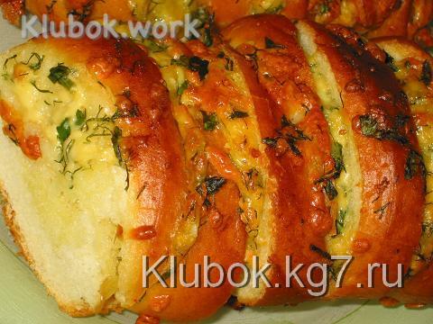 Запеченный батон с сыром и чесноком Запеченный батон с сыром и чесноком