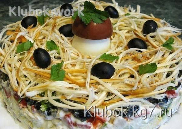 Салат "Лесная тайна" с кальмарами и маслинами Салат "Лесная тайна" с кальмарами и маслинами
